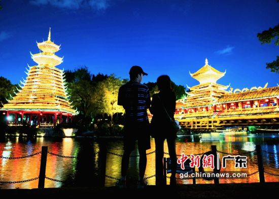 10月16日晚，深圳锦绣中华民俗文化村景区推出夜游经济模式，打造“探索+沉浸”双模式夜游体验，满足不同年轻人群的差异化游玩需求。 记者 陈文 摄