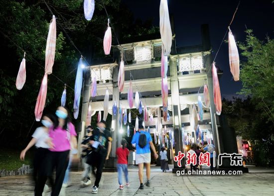  10月16日晚，深圳锦绣中华民俗文化村景区推出夜游经济模式，打造“探索+沉浸”双模式夜游体验，满足不同年轻人群的差异化游玩需求。 记者 陈文 摄