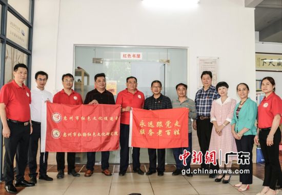 图为惠州首个“红色书屋”赠牌、赠书、揭牌仪式活动现场。 作者 颜新阳摄