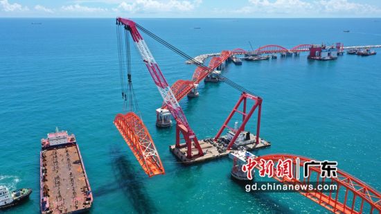 9月20日，原油码头最后一榀钢引桥安装就位。刘嘉亮摄影