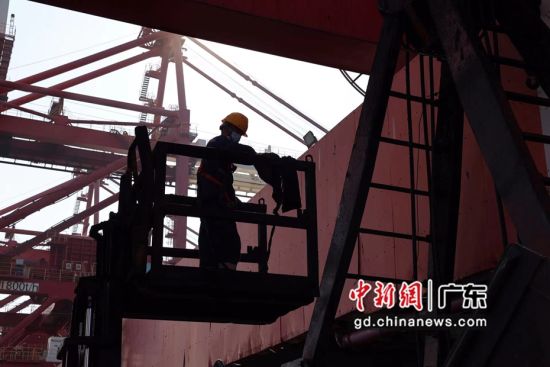 工作人员正在停靠在珠海高栏港的外籍煤轮上进行卸煤作业。 作者 李春水