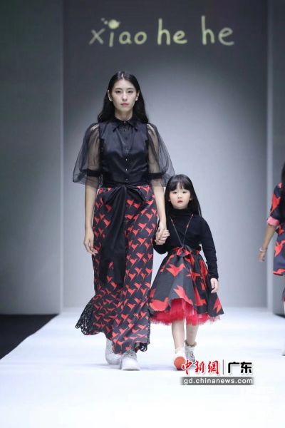  10月28日，在深圳时装周上，以“科技＋时尚”为一体的童装品牌亮相时尚盛会。图为小鹤鹤(xiaohehe)童装展示。(主办方 供图) 