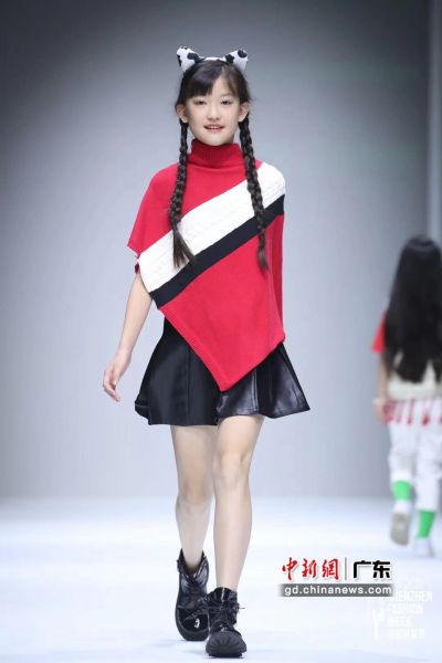  10月28日，在深圳时装周上，以“科技＋时尚”为一体的童装品牌亮相时尚盛会。图为小鹤鹤(xiaohehe)童装展示。(主办方 供图)