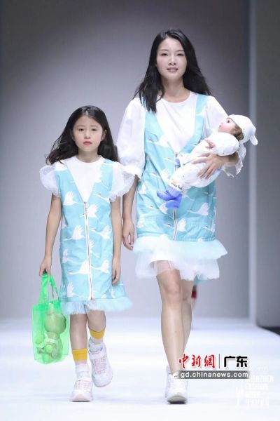  10月28日，在深圳时装周上，以“科技＋时尚”为一体的童装品牌亮相时尚盛会。图为小鹤鹤(xiaohehe)童装展示。(主办方 供图)