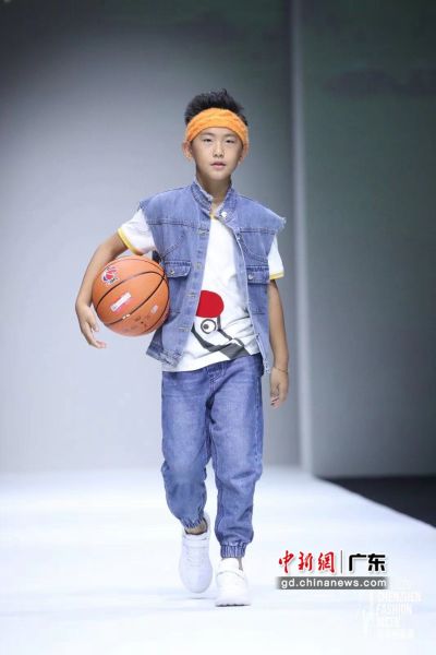 10月28日，在深圳时装周上，以“科技＋时尚”为一体的童装品牌亮相时尚盛会。图为小鹤鹤(xiaohehe)童装展示。(主办方 供图)