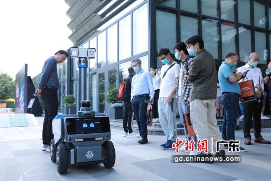 巡逻机器人亮相广州物博会 可在公园寻人