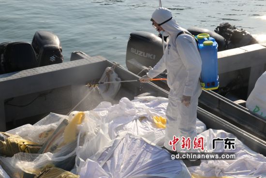 海警执法员对涉案冻品进行消毒，惠州海警局供图。