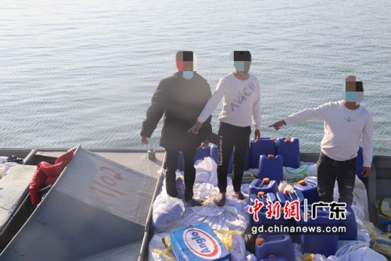 犯罪嫌疑人指认涉案船舶，惠州海警局供图。