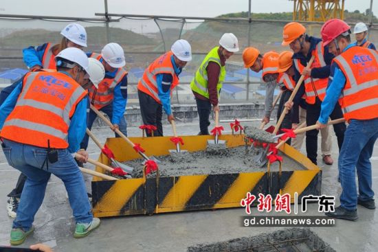 上海宝冶广州工贸技师学院项目两栋单体结构封顶。通讯员 供图