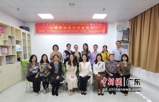 图为惠州市心理健康文化协会专业心理团队在计划生育特殊家庭探访。余晓洁供图