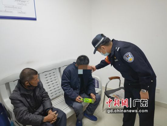 图为深圳铁路民警帮助流浪人员，父子团圆。深圳铁警 供图