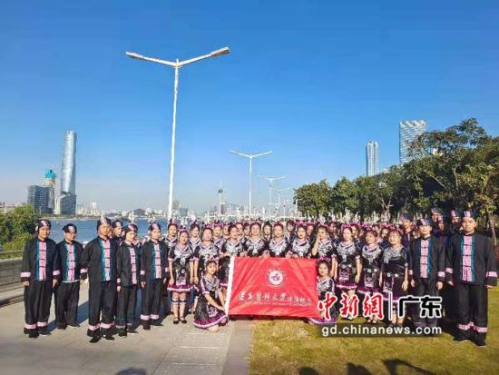 遵义医科大学珠海校区60多名贵州籍学生组成的侗族大歌表演队队。 作者 陆绍龙