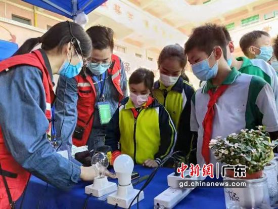 “牵手小冠军，低碳校园行”志愿活动11月30日在广州市花都区七星小学举行。 作者 蓝旺