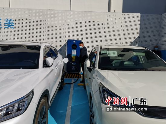 12月7日，中国石化第1000座充换电站暨第1000座光伏发电在广州投入使用。图为司机正在充电。 作者 王华