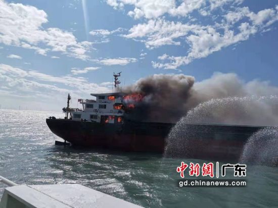 生死时速1小时 汕头海事与海警联动救助5名遇险船员 作者 广东海事局供图