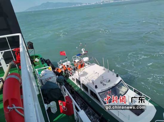 生死时速1小时 汕头海事与海警联动救助5名遇险船员 作者 广东海事局供图