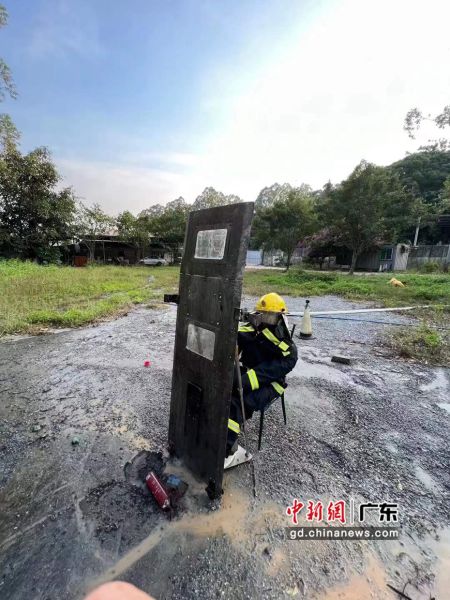 增城区消防救援大队荔城消防救援站杨骏杰等人创新设计的“多用途灭火救援防护盾牌”。受访者提供