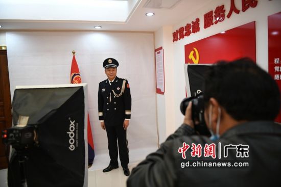 图为惠州铁路公安处拍摄警礼服纪念照活动现场。 作者 张科军