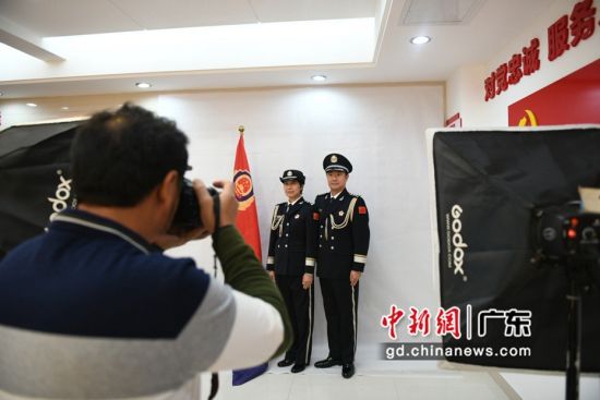 图为惠州铁路公安处拍摄警礼服纪念照活动现场。 作者 张科军