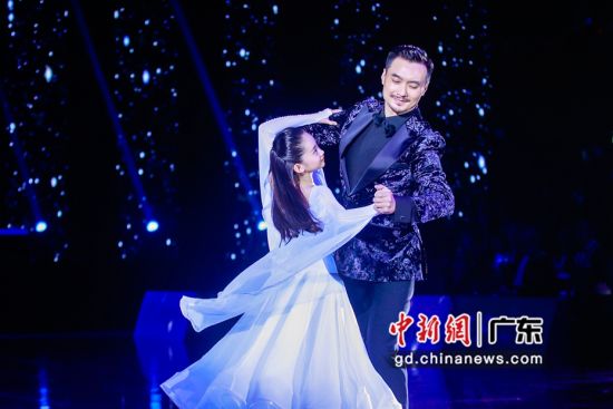 图为中国职业摩登舞冠军张浩与女儿格格表演。主办方 供图
