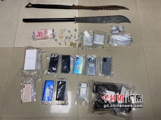 成功在两名嫌疑人的家中起获被盗的手机和金器一批。鼎湖公安图