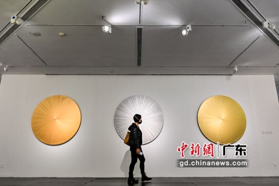 观众在广东美术馆参观“GDMoA年度艺术家学术提名展(2021)”。 作者 陈骥�F