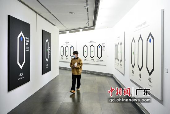 观众在广东美术馆参观“GDMoA年度艺术家学术提名展(2021)”。 作者 陈骥�F