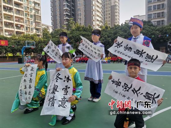 广州方圆实验小学的学生展示祝福北京冬奥会的书法作品。陈一言 摄
