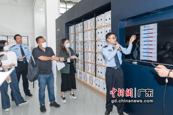 广州市公安局南沙区分局民警在讲解介绍“警区罗盘”应用。资料图片 作者 南沙区政府 供图
