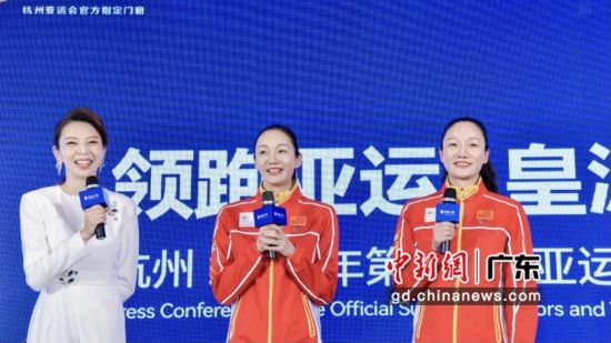 国家花样游泳运动员蒋文文和蒋婷婷在发布会现场 作者 主办单位 供图