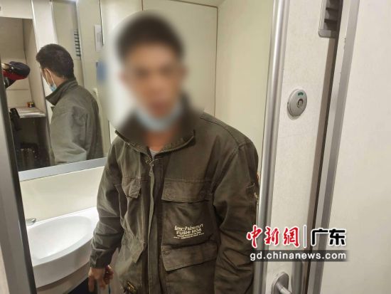 男子躲高铁厕所吸烟引发降速被拘留 作者 佛山铁路警方供图