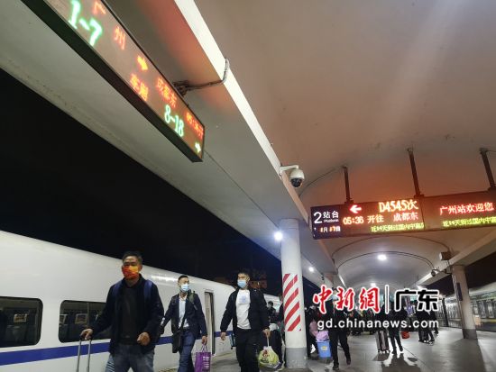 图片说明 广州火车站开出今年首趟春运临客列车 作者 刘建军