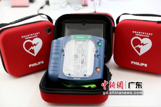 广东省人民医院向4所中学捐赠AED 广东省人民医院供图