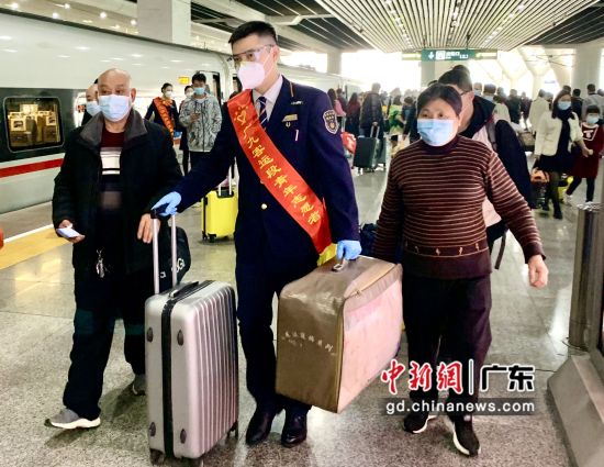 广九客运段青年志愿者为旅客提供服务 作者 黄伟伟