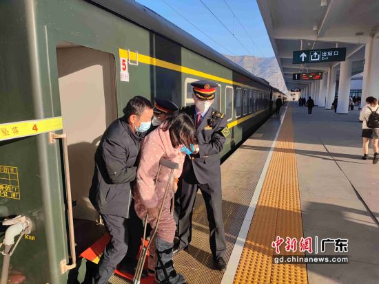 K777次列车乘务员为旅客提供帮助 作者 张胜刚