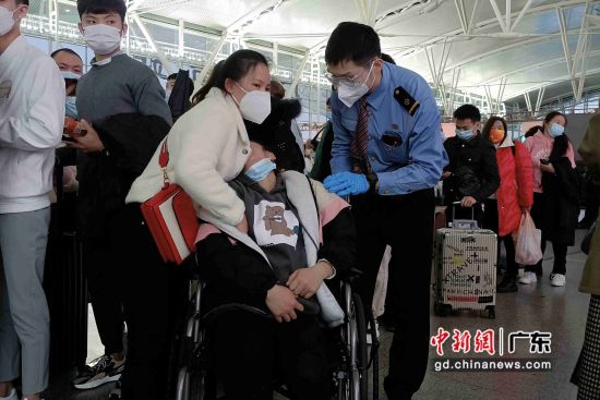 孕妇晕倒，广州南站工作人员合力相助。 作者 广州南站。供图