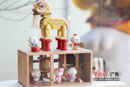 木雕机械艺术家俞宸睿展出的木质机关人偶装置。通讯员供图