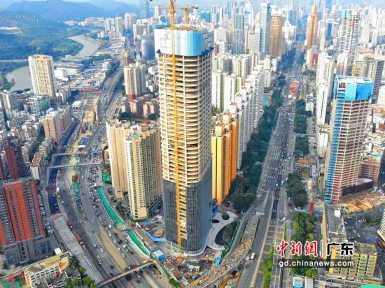 近日，在深圳市深南大道上，由中建三局承建的润安深南大厦项目主体已冲出260米天际线，实现主体结构封顶。预计于2023年1月竣工。 曲海龙 摄