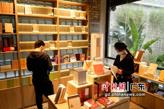 图为深圳年轻人走进书院阅读 作者 陈文 