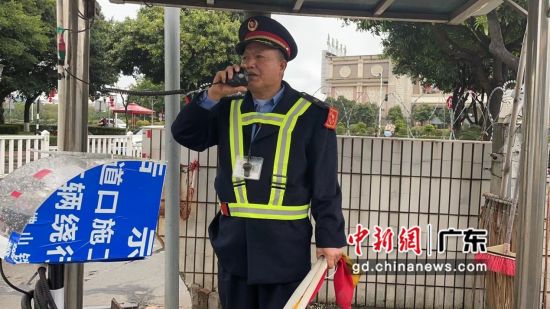 黄静文正在回复火车司机道口安全情况 作者 郭丹艳