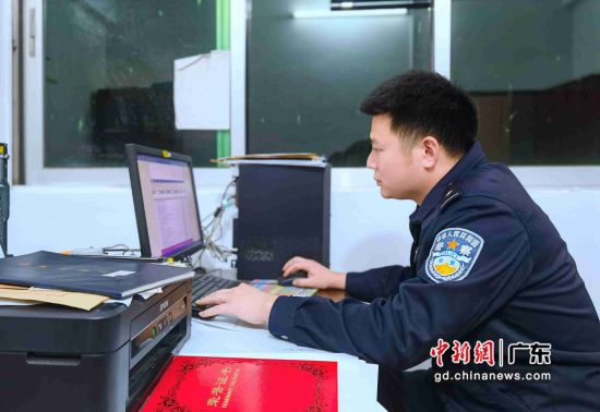 图为广东连平县公安民警欧伟锋正在电脑前整理资料。 作者 颜新阳摄