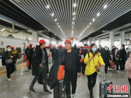 贵州籍务工人员抵达广州南站 程景伟 摄