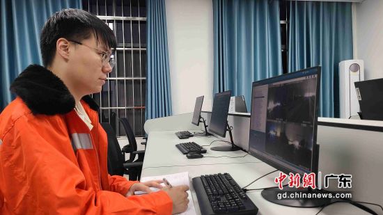 吴天浩对赣深线全线视频进行巡视，检查是否存在异常情况。 作者 曾楚雄