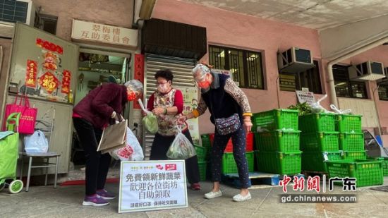 志愿者向香港市民派送熟食便当。 作者 钱大妈供图