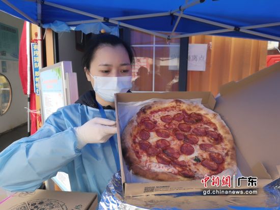 意大利友人深圳为沙嘴管控区防疫人员送来了热气腾腾的披萨。 作者 福田区 供图