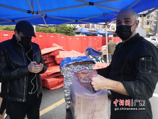 意大利友人为深圳沙嘴管控区防疫人员送来了热气腾腾的披萨。 作者 福田区 供图