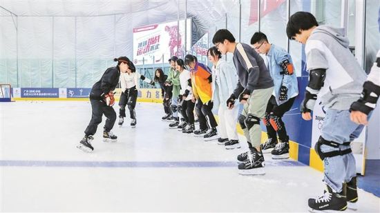 深圳青少年体验冰球项目。 深圳昆仑鸿星冰球俱乐部供图