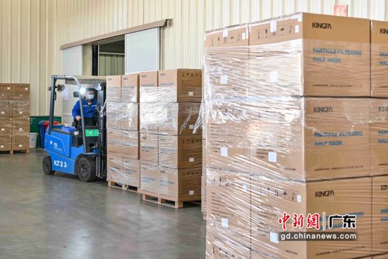 金发科技股份有限公司工作人员将包装好的KN95防疫口罩搬运进货柜。 作者 陈骥�F