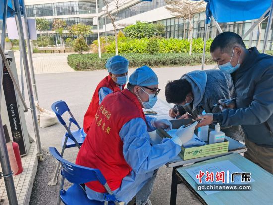 志愿者在广州老年病康复医院助力疫苗接种 作者 杨双意