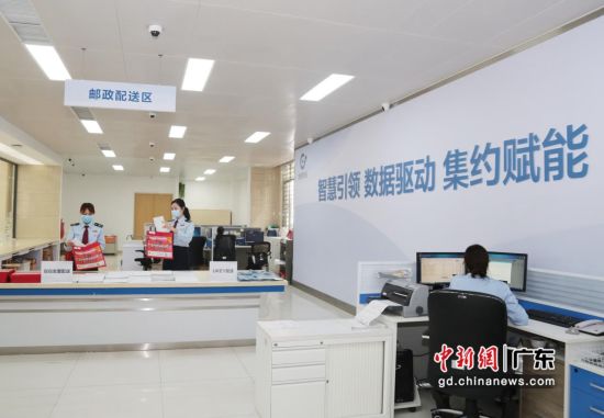 东莞成立广东省首个市级纳税服务运营中心。图为该中心工作人员正在办理业务 作者 税宣
